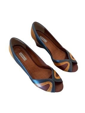 Corello brand women's wedges feature a distinctive peep-toe design size 7.5
